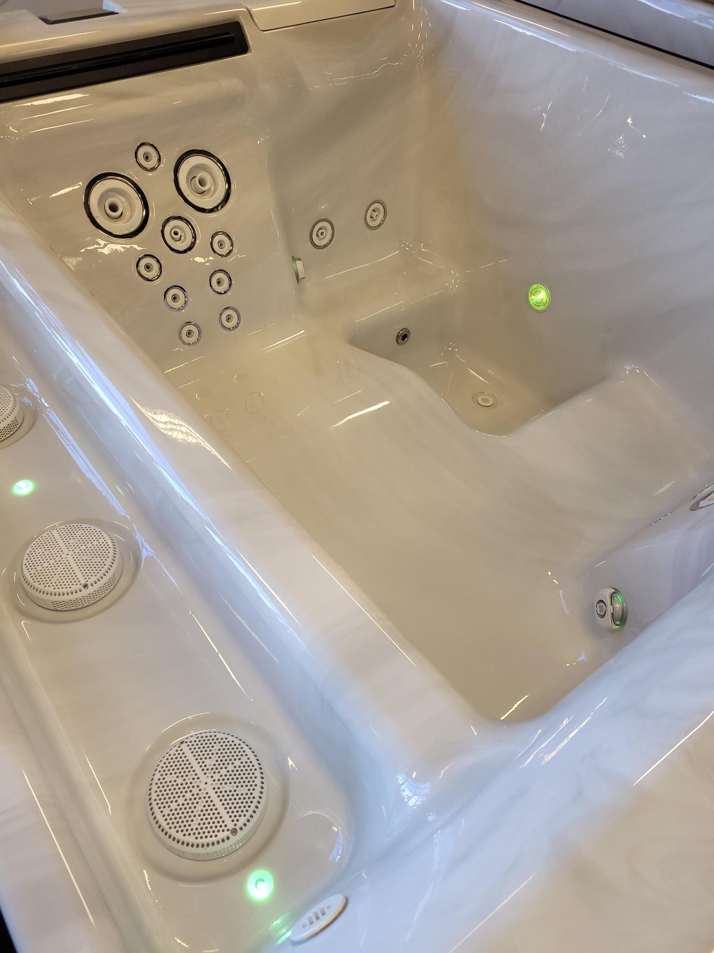 COAST SPAS 2Purfikt Infinity Edge